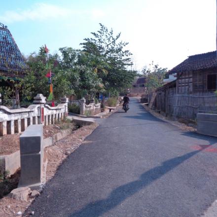 Perbaikan Aspal Jalan Desa Rampung Dilaksanakan